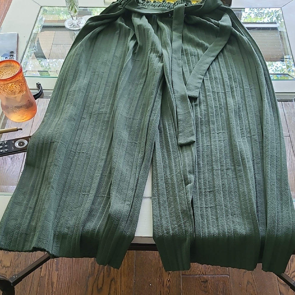 Elegant Green Pleated Capris